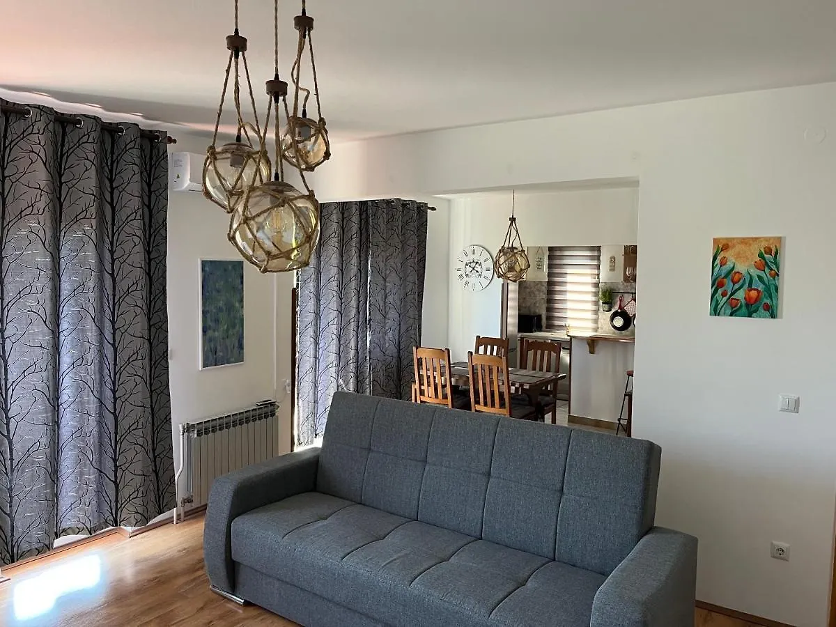 Annamaria Home Pula